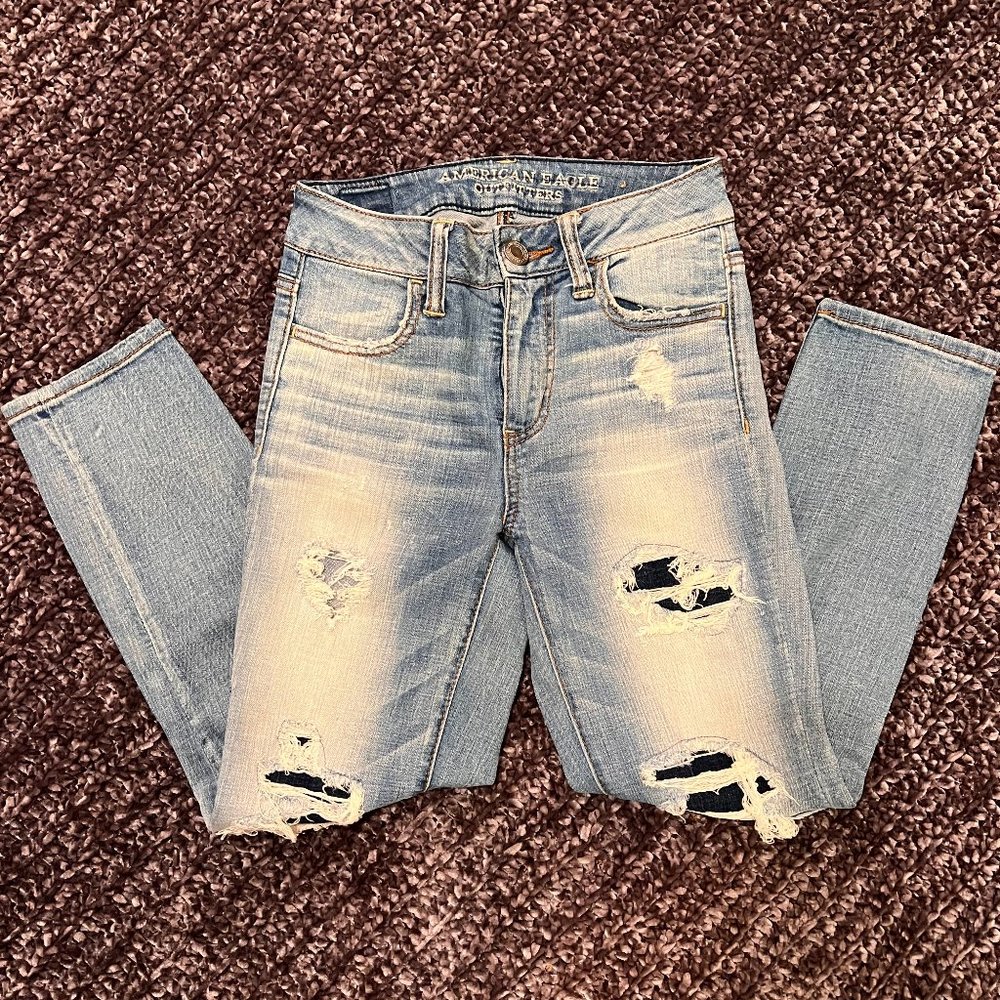 American Eagle Distressed 7/8 length jean